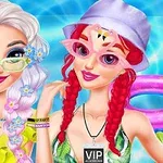 Dwie uśmiechnięte postacie o jasnych włosach w okularach przeciwsłonecznych i strojach kąpielowych, stojące nad basenem z dmuchanym flamingiem