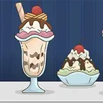 Trzy artystycznie udekorowane desery lodowe w szklanych pucharach, z bitą śmietaną, polewą czekoladową i wiśniami na wierzchu, ustawione na stole