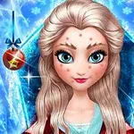 Postać z blond włosami i jasnoniebieskimi oczami na tle lodowych dekoracji i kolorowych bombek choinkowych