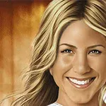 Kobieta z długimi blond włosami uśmiecha się na tle ciepłego, rozmytego światła