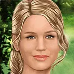 Kobieta z blond włosami w tle zielonego lasu