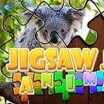 Koala siedzi na drzewie w tle puzzli z kolorowym napisem