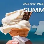 Ręka trzymająca lody w wafelku na tle nieba z widokiem na morze, obok duża część układanki i napis Jigsaw Puzzle: Summer