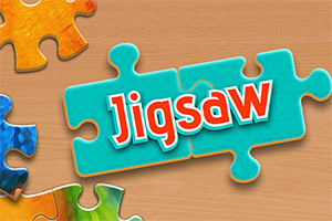 Napis Jigsaw na niebieskich kawałkach puzzli na tle drewnianego stołu z kolorowymi elementami układanki