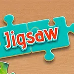 Napis Jigsaw na niebieskich kawałkach puzzli na tle drewnianego stołu z kolorowymi elementami układanki