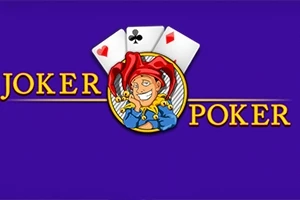 Joker w czapce błazna na tle trzech kart i napisu Joker Poker na fioletowym tle