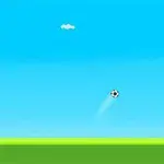 Piłka nożna unosząca się w powietrzu na tle jasnego, niebieskiego nieba z małymi chmurkami i zieloną trawą na dole