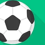 Piłka nożna z czarnymi i białymi panelami na zielonym tle