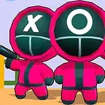 Trzy postacie w różowych kombinezonach z białymi symbolami X i O na maskach, trzymające czarne przedmioty w rękach