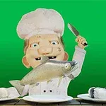 Kucharz w białym stroju trzymający rybę i nóż, z talerzami sushi na stole, na zielonym tle