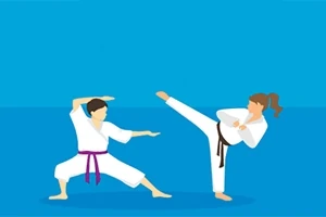 Dwie postacie w strojach do sztuk walki wykonujące ruchy karate na niebieskim tle