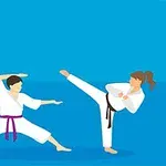 Dwie postacie w strojach do sztuk walki wykonujące ruchy karate na niebieskim tle