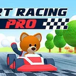 Uroczy niedźwiadek w czerwonym gokarcie na torze wyścigowym z drzewami w tle