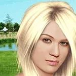 Blondynka o jasnych włosach stoi na tle zielonego krajobrazu z jeziorem i drzewami