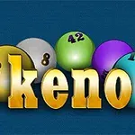 Kolorowe kule z numerami 12, 8, 42, 18 oraz duży złoty napis keno na ciemnoniebieskim tle