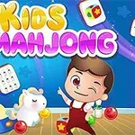 Chłopiec w stroju z czerwonymi szelkami stoi na tle kolorowych klocków i zabawek w dziecięcym pokoju z napisem Kids Mahjong
