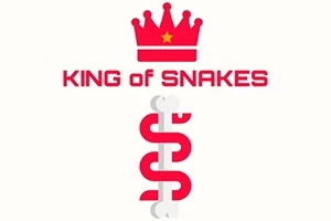 Czerwona korona z gwiazdą nad napisem KING OF SNAKES z białym i czerwonym symbolem przypominającym węża poniżej
