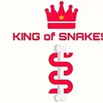 Czerwona korona z gwiazdą nad napisem KING OF SNAKES z białym i czerwonym symbolem przypominającym węża poniżej