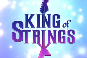 Napis King of Strings z gitarą jako elementem liter w tle rozmytego, niebieskiego światła i bokeh