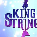 Napis King of Strings z gitarą jako elementem liter w tle rozmytego, niebieskiego światła i bokeh