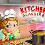 Dziewczynka w czapce kucharskiej stoi przy stole z garnkiem zupy, obok starszy kucharz, a w tle kolorowa kuchnia