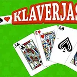 Karty do gry z widocznymi symbolami: walet trefl, król kier, as pik, i dama karo, na zielonym tle z napisem KLAVERJASSEN
