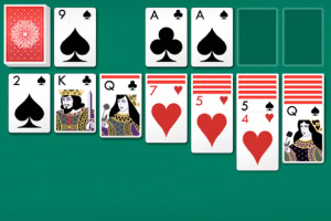 Kolorowe karty do gry ułożone na zielonym tle, w tym król i dama pik, oraz różne figury serc i trefl