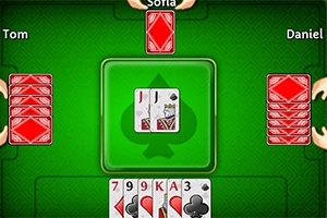 Graficzne przedstawienie stołu do gry karcianej z widocznymi kartami na środku i wokół