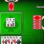 Graficzne przedstawienie stołu do gry karcianej z widocznymi kartami na środku i wokół