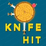 Pień z drewnianymi słojami, w który wbite są trzy noże, a w tle widnieją żółte litery na niebieskim tle oraz jabłko