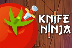 Pomidor z wbitym nożem i napis Knife Ninja na drewnianym tle