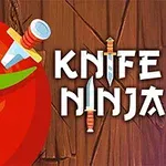 Pomidor z wbitym nożem i napis Knife Ninja na drewnianym tle