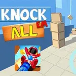 Osoba celująca piłką w czerwone manekiny i stosy pudeł na tle miejskich budynków