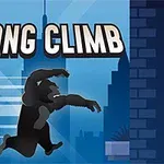 Goryl wspinający się na tle sylwetki miasta z napisem Kong Climb