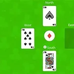 Układ kart na stole z widocznymi kartami: as pik, siódemka pik i walet kierów, na tle zielonym