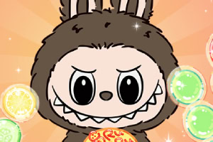 Słodki, kreskówkowy stworek z uszami trzymający okrągły, kolorowy przedmiot na tle pełnym bąbelków