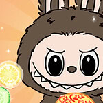 Słodki, kreskówkowy stworek z uszami trzymający okrągły, kolorowy przedmiot na tle pełnym bąbelków