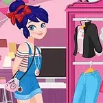 Dziewczyna z niebieskimi włosami i czerwoną kokardą stoi obok różowej szafy z ubraniami