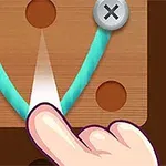 Palec dotyka ekranu, wskazując na niebieską linę przyczepioną do drewnianej deski z metalowymi śrubkami