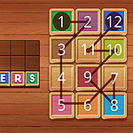 Kolorowe kafelki z cyframi połączone liniami na drewnianym tle i kolorowe litery tworzące napis LINK THE NUMBERS