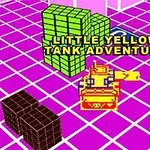 Żółty czołg na tle różowej siatki z zielonymi i brązowymi sześcianami oraz napisem LITTLE YELLOW TANK ADVENTURE