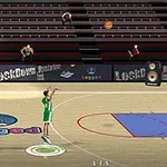 Zawodnik w zielonym stroju wykonuje rzut do kosza na pustej hali sportowej
