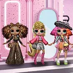 Cztery kolorowe, stylizowane lalki stoją na tle różowego wnętrza z lustrem i półkami z akcesoriami