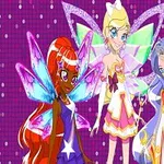 Trzy kolorowe postacie z bajki z dużymi, jasnymi skrzydłami na tle w fioletowym odcieniu z białymi kropkami