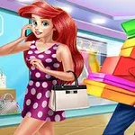 Kobieta w sukience w grochy i torebką rozmawia przez telefon w centrum handlowym, podczas gdy mężczyzna obok niej niesie wiele kolorowych pudełek