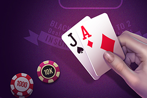 Ręka trzymająca dwie karty, Asa i Waleta, obok żetonów o wartościach 1000 i 10K na fioletowym tle