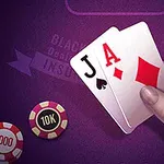 Ręka trzymająca dwie karty, Asa i Waleta, obok żetonów o wartościach 1000 i 10K na fioletowym tle