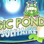 Żaba uśmiechnięta na tle tajemniczego stawu z jasnym księżycem i kolorowym tekstem Magic Pond Solitaire