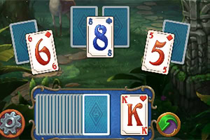Karty do gry z widocznymi numerami 6, 8, 5 i królem na tle lasu