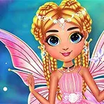 Dziewczynka z blond warkoczami trzymająca różdżkę, w różowej sukience z dużymi różowymi skrzydłami na tle nieba